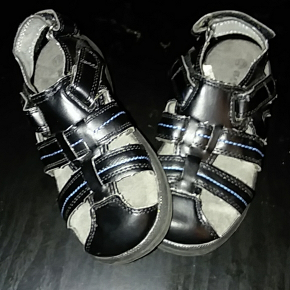 slightly used boys sandal - Picture 1 of 2